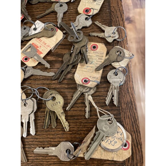 Lot of Old Keys Original Vintage Car Dealership Gas Locks Misc Ford Mercury - Picture 5 of 14